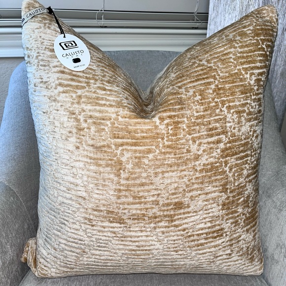 1-NWT CALLISTO HOME GEO DESIGN CUT VELVET LUXURY PILLOW